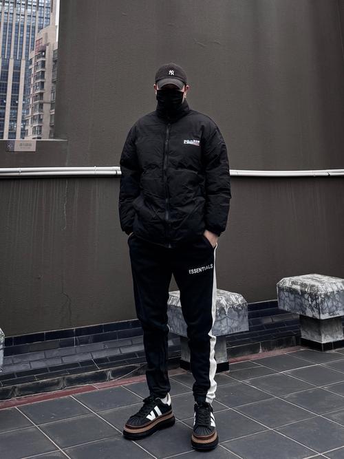 黑色长款棉袄怎么搭配什么裤子好看吗