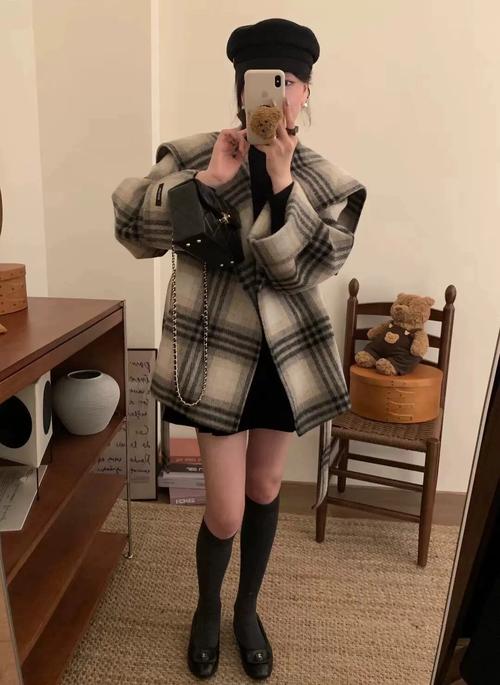 短款羊毛格子大衣怎么搭配