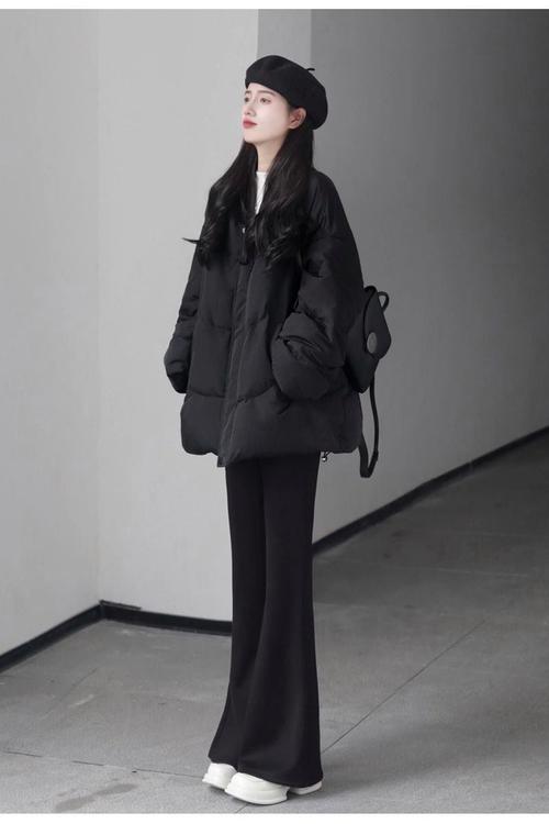 黑色中款棉服怎么搭配什么裤子