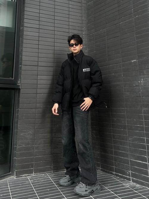 黑色中款棉服怎么搭配什么裤子