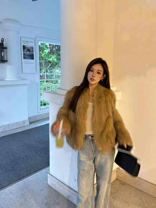 短款皮草应该怎么搭配衣服好看