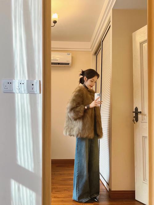 短款皮草应该怎么搭配什么裤子好看