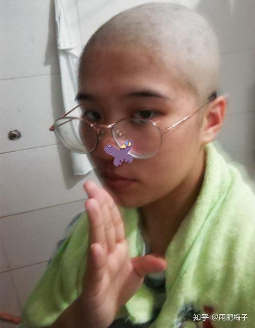 最新女人剃光头刮眉毛