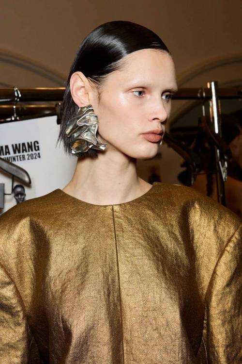 最新女人剃光头刮眉毛