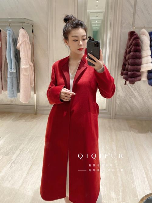 红色长款皮草大衣怎么搭配