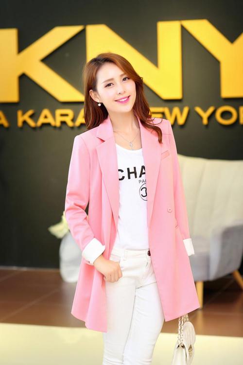 粉色长款西装怎么搭配衣服