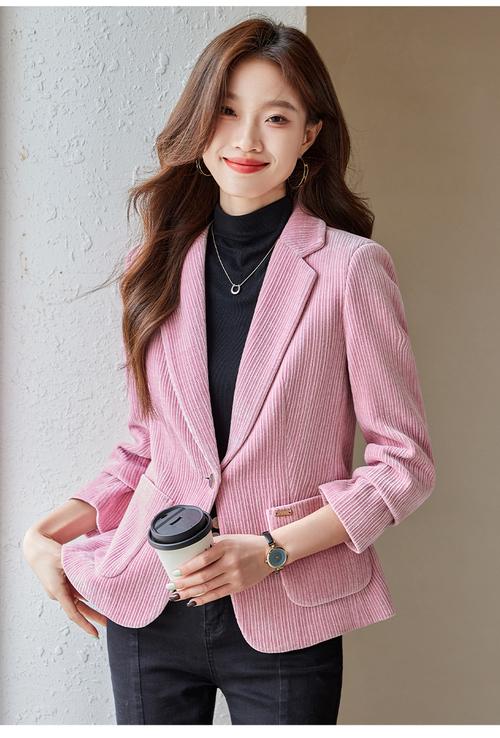 粉色长款西装怎么搭配衣服