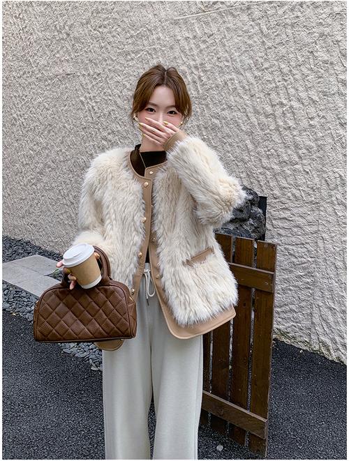 白色貂皮大衣里面怎么搭配