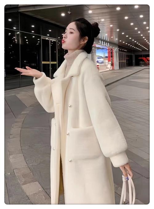 白色貂皮大衣里面怎么搭配