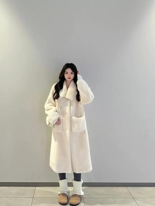 白色貂皮大衣里面怎么搭配