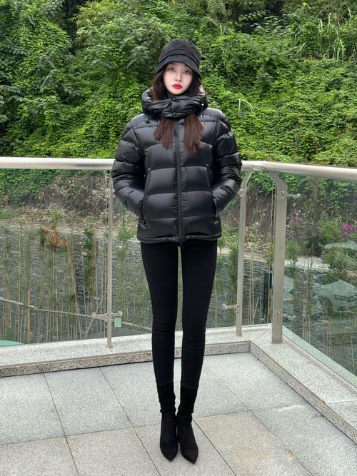 女士短款羽绒服下面怎么搭配好看吗