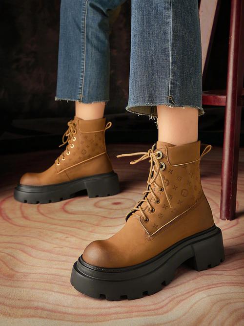 深棕色马丁短靴怎么搭配衣服好看