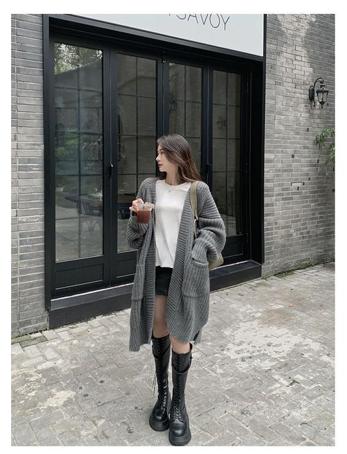 灰色长款毛衣 怎么搭配什么外套好看图片