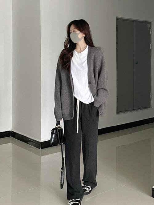 灰色长款毛衣 怎么搭配什么外套好看吗