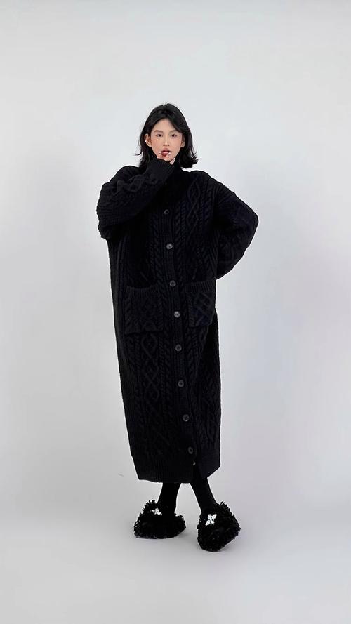 灰色长款毛衣 怎么搭配什么外套好看吗