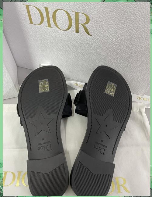 迪奥的最新款凉鞋