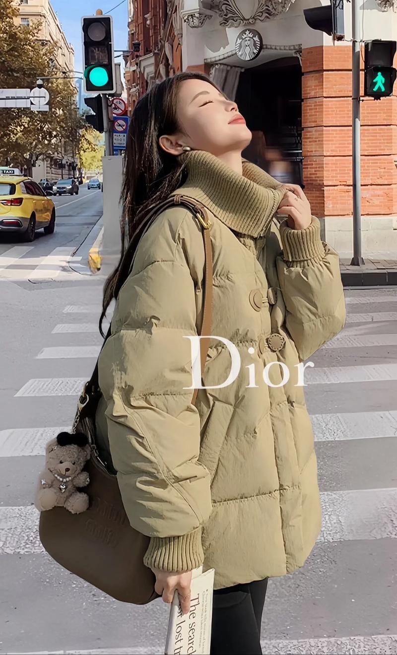 卡其色的羽绒服外套怎么搭配图片