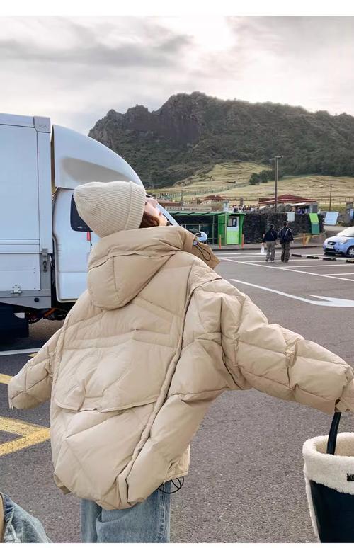 卡其色的羽绒服外套怎么搭配图片