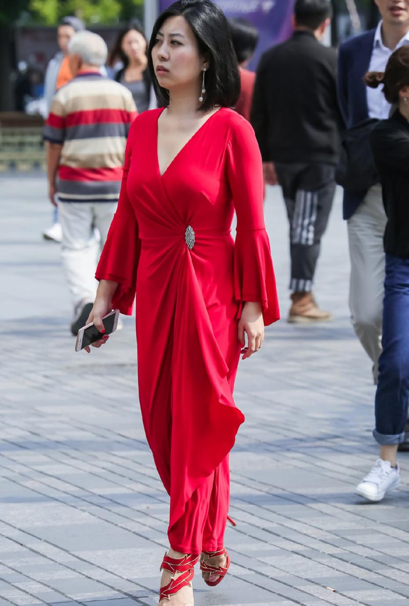 大红色鞋子怎么搭配衣服