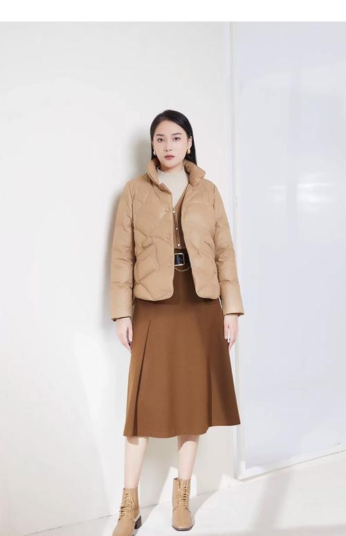 卡其色的羽绒服外套怎么搭配