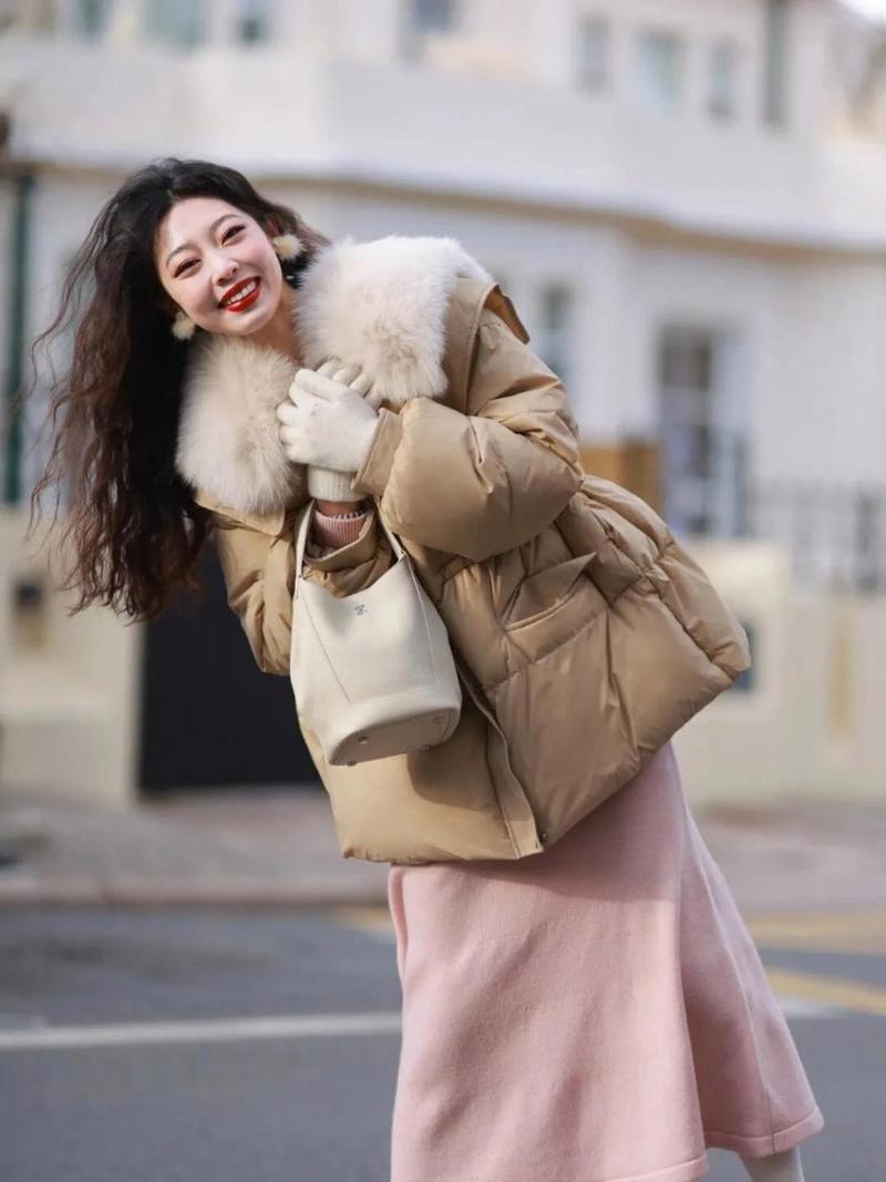 卡其色的羽绒服外套怎么搭配