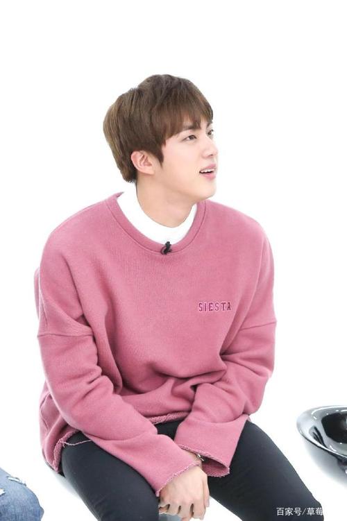 男生粉红色的卫衣怎么搭配图片