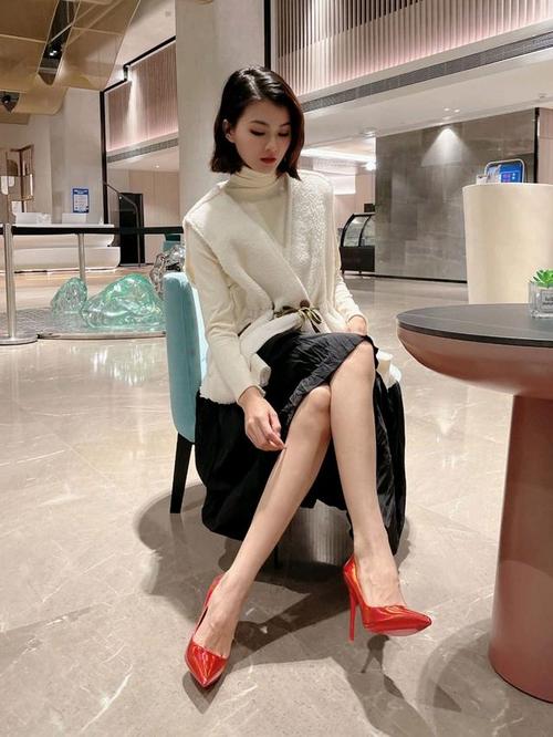 冬天红高跟鞋怎么搭配