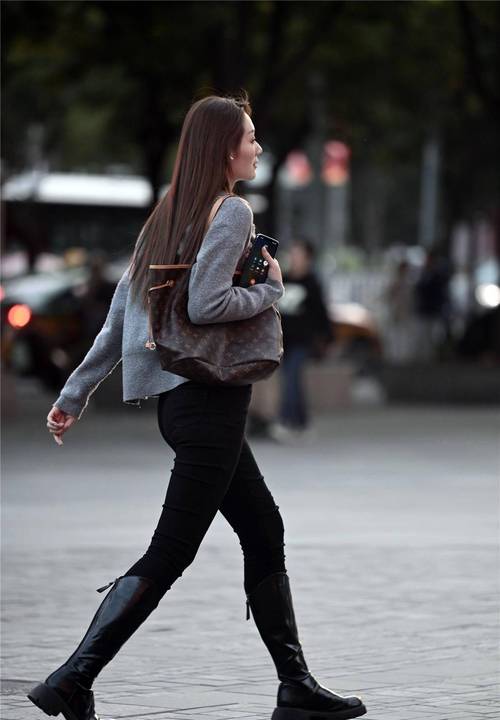 皮靴裤怎么搭配上衣