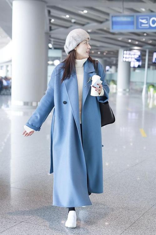 浅蓝色长外套怎么搭配好看图片