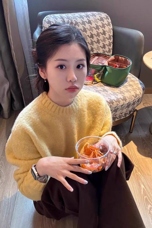 长款圆领套头黄毛衣怎么搭配什么裤子