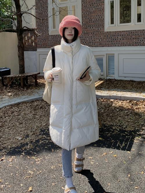 长款白色羽绒服怎么搭配鞋子图片