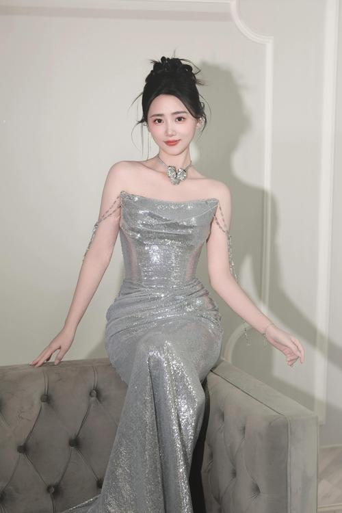 冬季银色裙子怎么搭配衣服好看吗