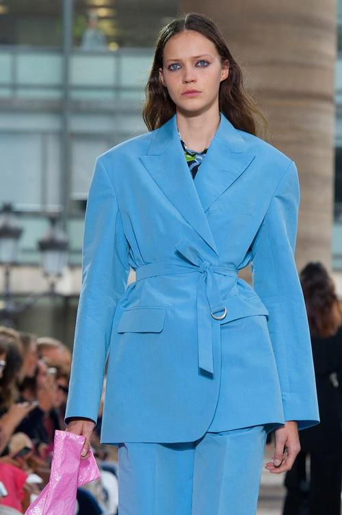 浅蓝色长外套怎么搭配好看