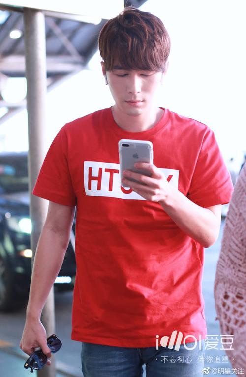 红色t恤配什么裤子男