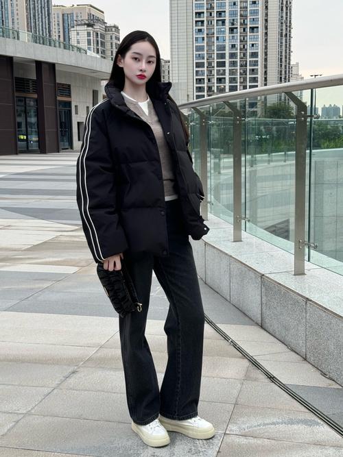 黑中长款羽绒服怎么搭配什么裤子好看图片