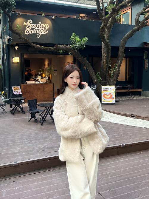 兔毛皮草怎么搭配毛衣图片