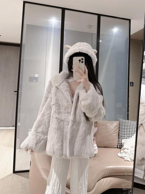 兔毛皮草怎么搭配毛衣图片