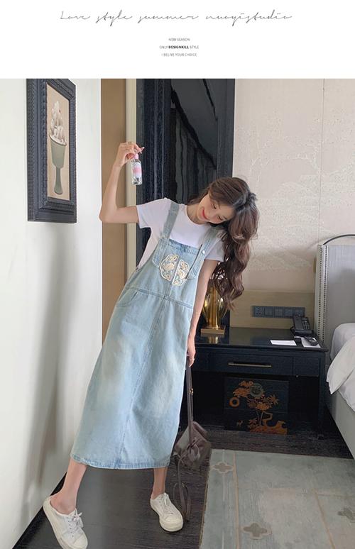 宽松牛仔背带长裙怎么搭配什么外套