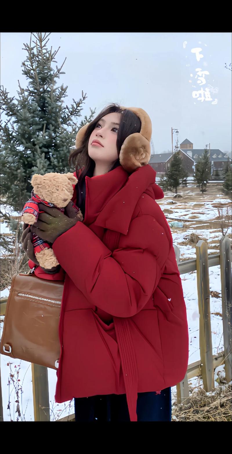 红色羽绒怎么搭配