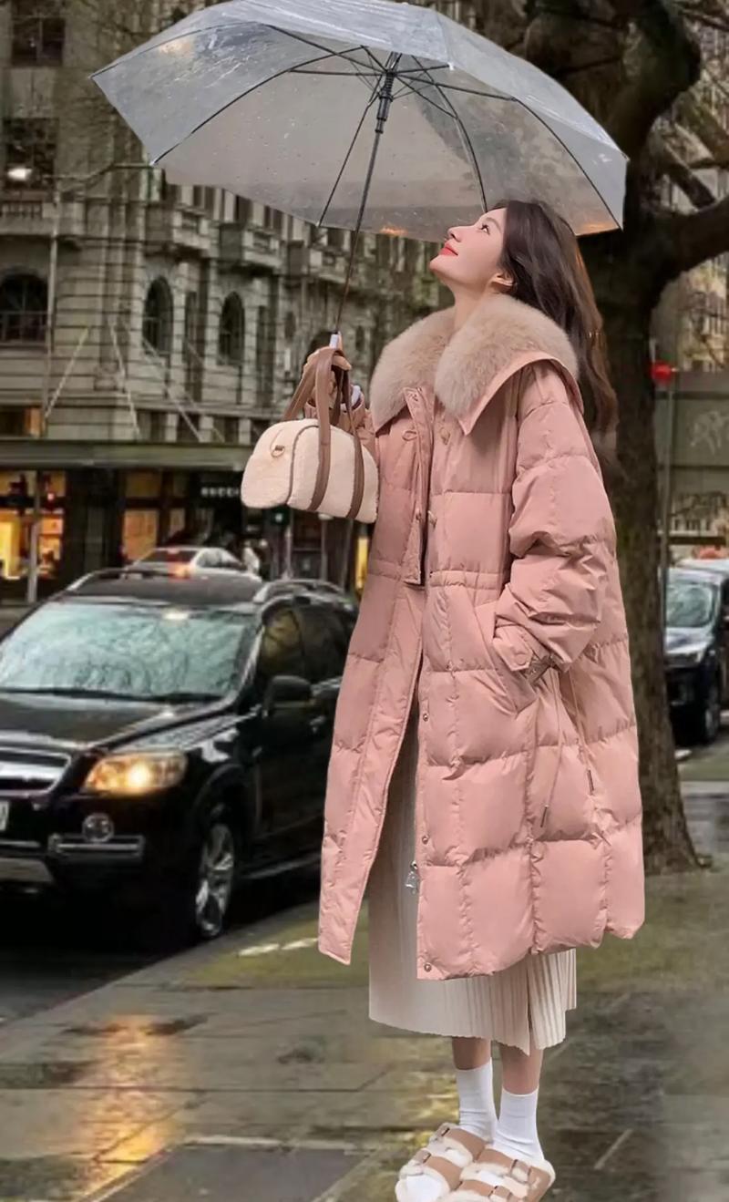 毛领粉色羊绒大衣怎么搭配围巾