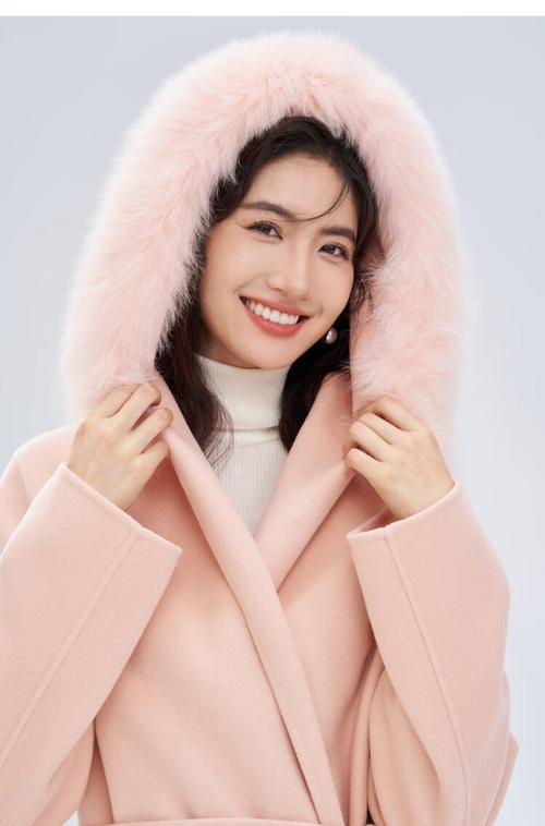 毛领粉色羊绒大衣怎么搭配围巾