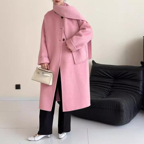 毛领粉色羊绒大衣怎么搭配围巾
