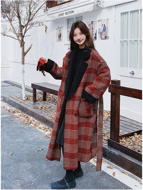 酒红色格子羊毛过膝大衣怎么搭配