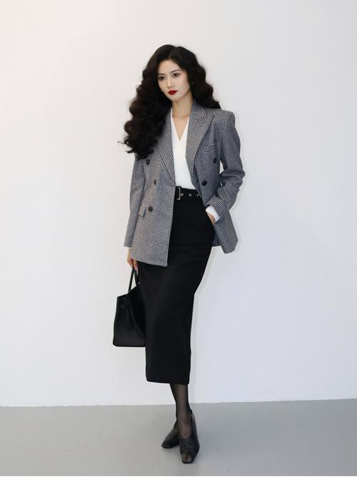 灰色千鸟格裤子怎么搭配
