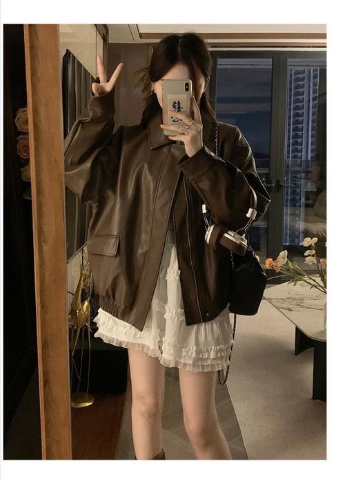 棕色皮衣服怎么搭配