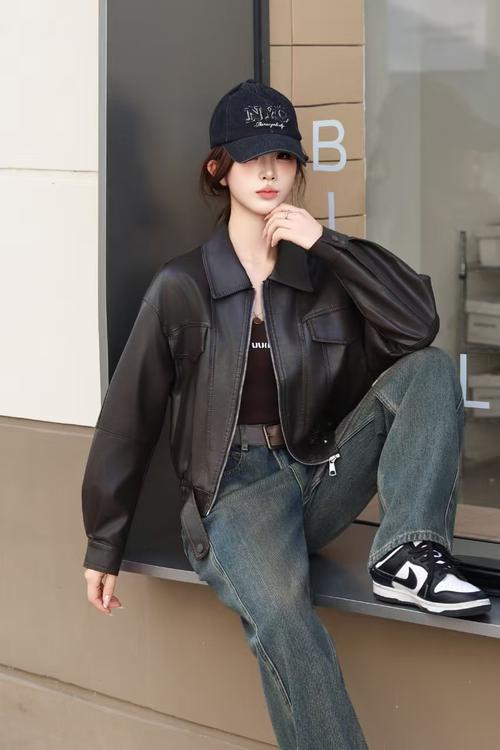 女生穿机车皮衣怎么搭配什么裤子