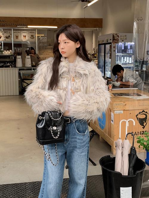 短款皮草里面怎么搭配衣服