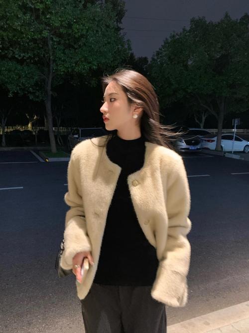 短款皮草里面怎么搭配衣服