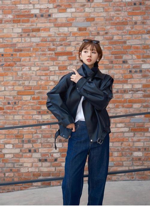 女生穿机车皮衣怎么搭配