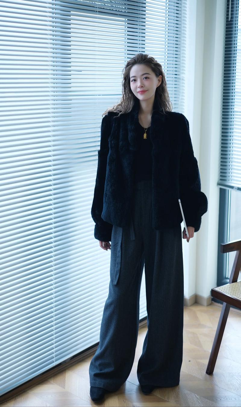 黑色衬衣款皮草怎么搭配